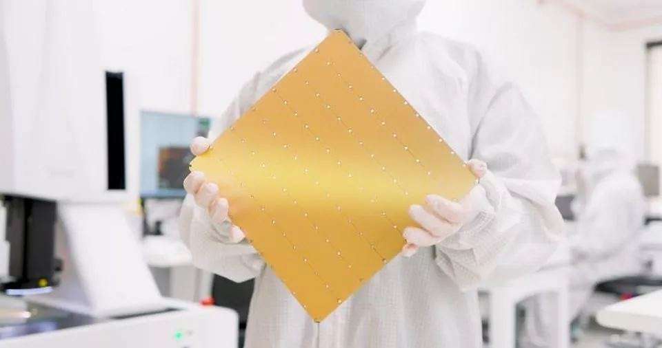 Это самый большой в мире чип искусственного интеллекта - по сути, целая пластина кремния.